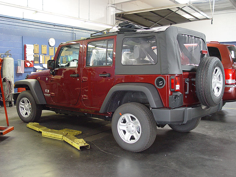 Opening Up the Sunrider Soft Top Sun Roof on a 2007 Jeep JK Wrangler  Unlimited – 